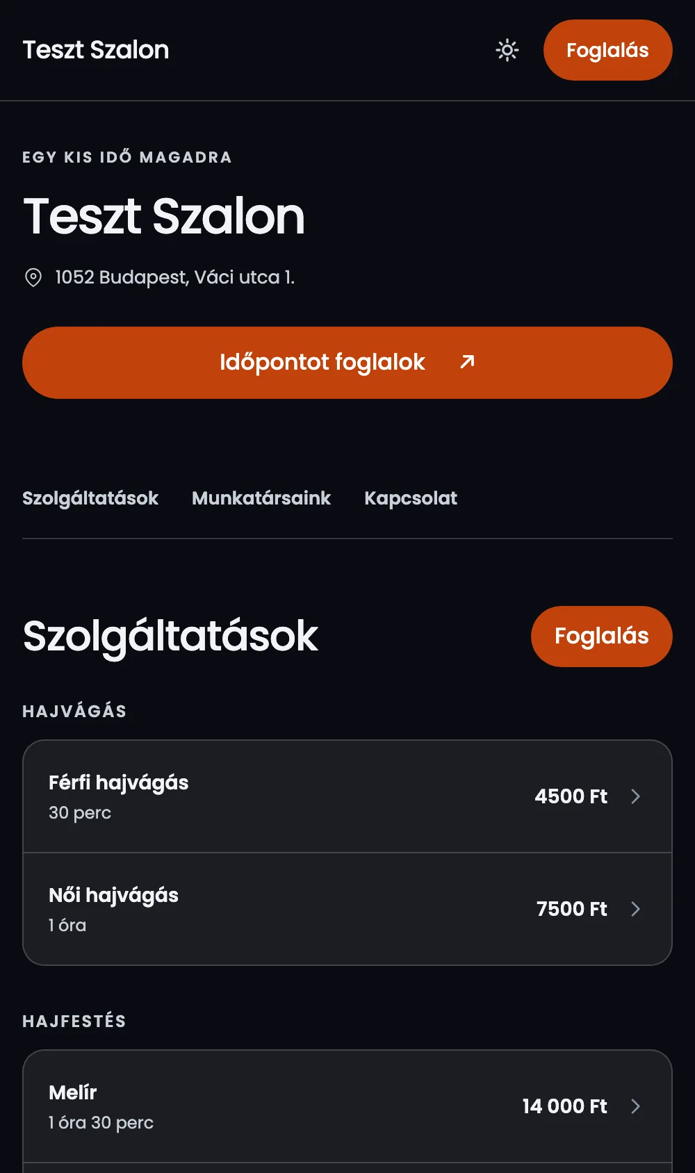A szalon nyilvános foglalási oldala telefonon: szolgáltatások árakkal, munkatársak értékeléssel