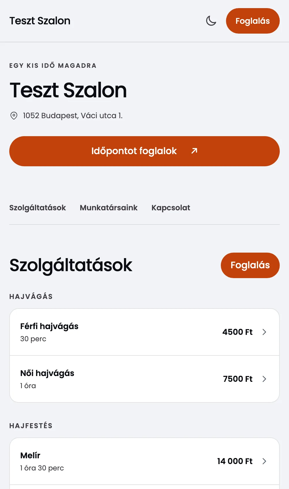 A szalon nyilvános foglalási oldala telefonon: szolgáltatások árakkal, munkatársak értékeléssel