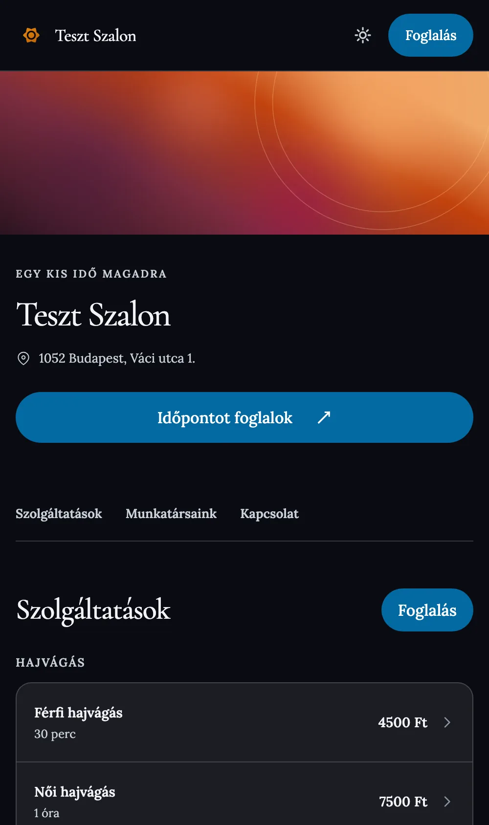 Ugyanaz a foglalási oldal a szalon saját arculatával: logó a fejlécben, borítókép, kék gombok és talpas betűtípus