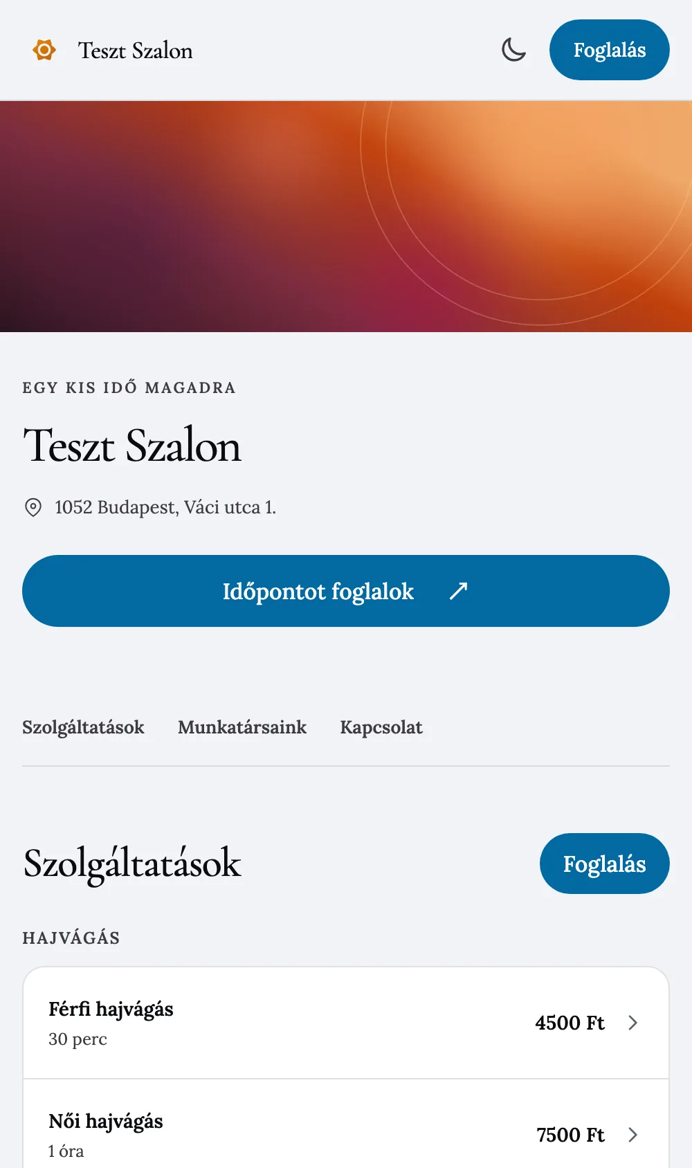 Ugyanaz a foglalási oldal a szalon saját arculatával: logó a fejlécben, borítókép, kék gombok és talpas betűtípus